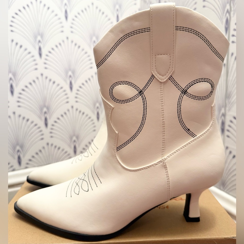 Universal Threads White Mini Cowgirl Boots size 9 Brand New 1.5in heel - Picture 4 of 4
